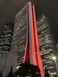 損保ジャパン本社ビルオレンジライトアップ