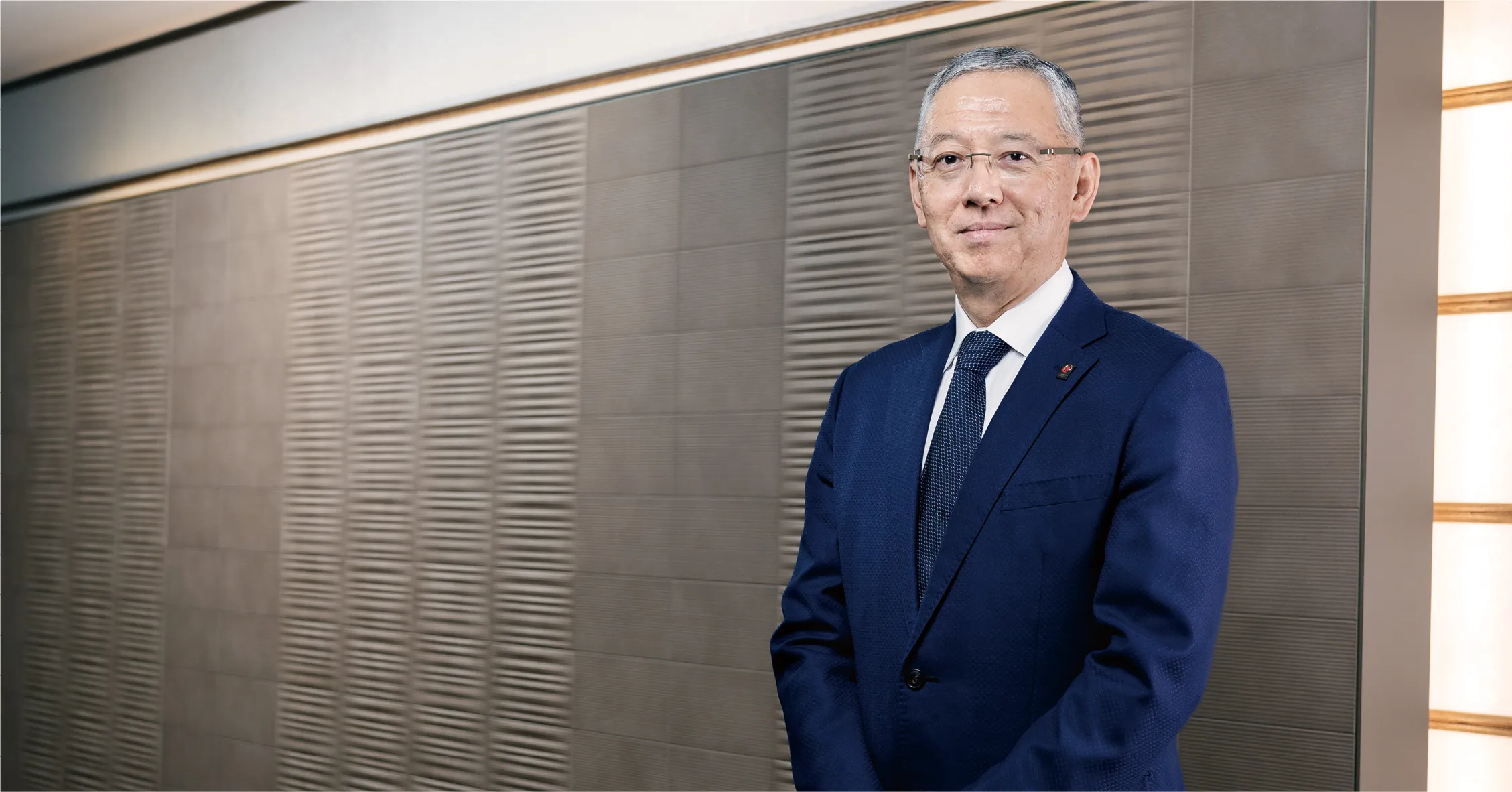 画像：グループCEO 取締役 代表執行役社長 奥村 幹夫　「日本発の真のグローバルカンパニー」に進化し、"安心・安全・健康"を実現したい